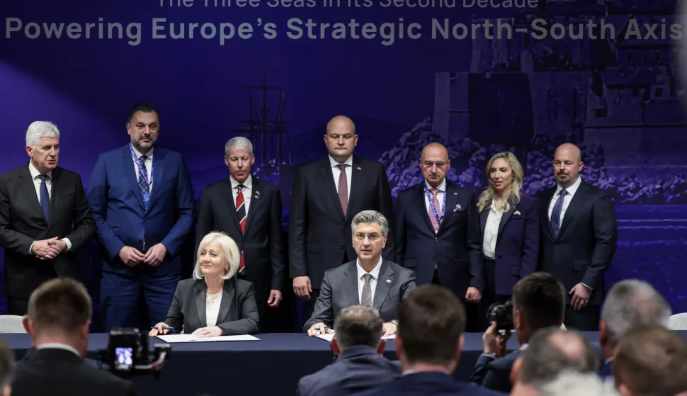 Dubrovnik, 28.04.2026 - Sastanak na vrhu Inicijative triju mora u hotelu Palace u Dubrovniku. Potpisivanje sporazuma u području energetike, prometa, tehnologije, financija i porezne politike: Sporazum između Vlade Republike Hrvatske i Vijeća ministara Bosne i Hercegovine o izgradnji plinovoda "Južna interkonekcija Bosne i Hercegovine i Republike Hrvatske" koji su potpisali predsjednik Vlade RH Andrej Plenković i predsjedateljica Vijeća ministara BiH Bojana Kri&scaron;to.foto HINA/ Damir SENČAR/ ds