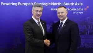 Dubrovnik, 28.04.2026 - Sastanak na vrhu Inicijative triju mora, dočeci voditelja izaslanstava u hotelu Palace u Dubrovniku. Na slici predsjednik Vlade Andrej Plenković, predsjednik Republike Poljske Karol Nawrocki.foto HINA/ Damir SENČAR/ ds