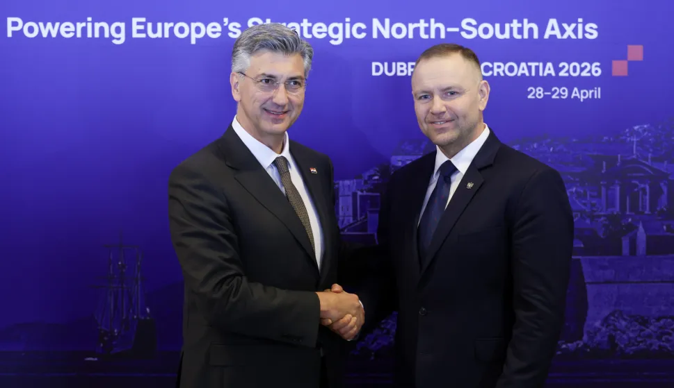 Dubrovnik, 28.04.2026 - Sastanak na vrhu Inicijative triju mora, dočeci voditelja izaslanstava u hotelu Palace u Dubrovniku. Na slici predsjednik Vlade Andrej Plenković, predsjednik Republike Poljske Karol Nawrocki.foto HINA/ Damir SENČAR/ ds