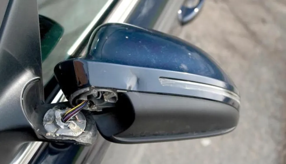 ?Pijani pjeak udario u retrovizor autaMIHALJEVCI  U Ulici Stjepana Radića u petak oko 23,45 sati, pijani je pjeak izaao iz dvorita isteturao na cestu. Sa 1,39 promila alkohola u krvi nije gledao nailazi li automobil pa je tijelom udario u desni retrovizor Forda poekih registracija kojim je upravljao 27-godinjak. U udaru u bočno ogledalo automobila, 25-godinji je pjeak lake ozlijeđen. Policija je protiv njega podnijela prekrajnu prijavu.(S.L.)------CRNA2 ST