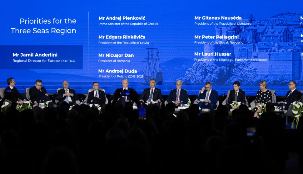 Dubrovnik, 29.04.2026 - Predsjednici Vlada, država tijekom panela leasdera u sklopu Poslovnog foruma Inicijative triju mora. Na slici moderator Jamil Anderlini, predsjednik Parlamenta Republike Estonije Lauri Hussar, grčki predsjednik Konstantinos Tasoulas, predsjednik Republike Latvije Edgars Rinkevičs, predsjednik Republike Litve Gitanas Nauseada, predsjednik Vlade Republike Hrvatske Andrej Plenković, predsjednik Če&scaron;ke Republike Petr Pavel, predsjednik Slovačke Republike Peter Pellegrini, predsjednik Rumunjske Nicusor Dan, biv&scaron;a predsjednica RH Kolinda Grabar Kitarović i biv&scaron;i poljski predsjednik Andrzej Duda.foto HINA/ Damir SENČAR/ ds