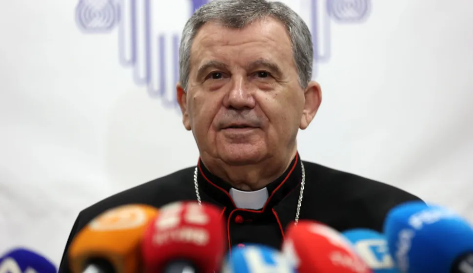 Sarajevo, 4.4.2026.- Biskupi iz Bosne i Hercegovine u povodu Uskrsa uputili su poruku vjernicima da se u sada?njem vremenu optere?enom neizvjesno??u i sukobima vrate izvorima pravoga mira i ja?aju vjeru u Boga koji nikada ne napu?ta ?ovjeka. Biskupi iz BiH od 2024. godine u povodu Bo?i?a i Uskrsa ogla?avaju se zajedni?kim porukama a prvu ovogodi?nju u subotu je u Sarajevu u njihovo ime objavio vrhbosanski nadbiskup Tomo Vuk?i? (na slici).foto HINA/ Hazim Aljovi?/ ua