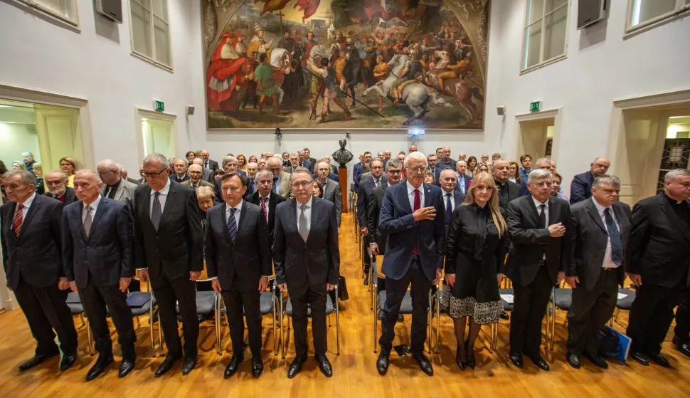 Zagreb, 29.04.2026.- Svečana sjednica u povodu Dana HAZU održala se u Knjižnici Hrvatske akademije znanosti i umjetnosti, na svečanosti je govorio predsjednik HAZU Velimir Neidhardt, dodjeljene su i nagrade HAZU za najvi&scaron;a znanstvena i umjetnička dostignuća u Republici Hrvatskoj u 2025.Na fotografiji.foto HINA/ Luka &Scaron;ANGULIN/ l&scaron;