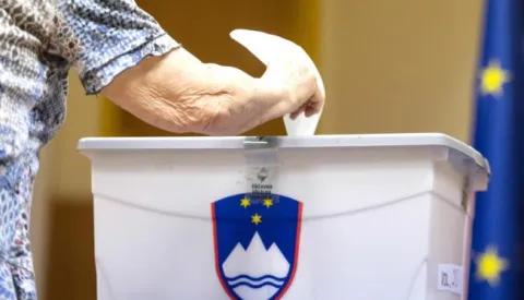 epa06781905 A woman casts her vote at a polling station in Kamnik, Slovenia, 03 June 2018. Slovenia holds snap parliamentary elections that were sparked by the resignation of Prime Minister Cerar in March. EPA/CHRISTIAN BRUNA