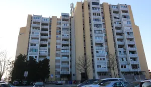 Osijek, 20. 02. 2025, Sjenjak 101, zgrada i oko zgade i predstavnik stanara Kre&scaron;imir Ižaković.snimio GOJKO MITIĆ