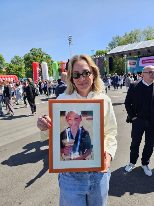 Donna Vekić s fotografijom s Plazma sportskih igara mladih 2004.