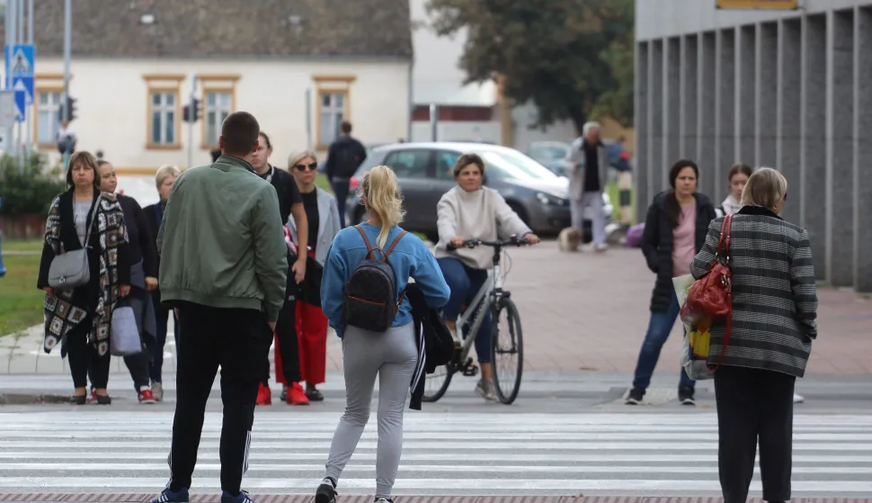 Osijek, 22. 09. 2022, Ulica Hrvatske Republike. Pjesaci, gradjani na pjesackom prijelazu Slobodnjak, ilustracija.snimio GOJKO MITIĆ