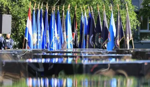 Oku?ani, 1.5.2026.- Sredi?nje obilje?avanje 31. obljetnice vojno-redarstvene operacije "Bljesak" polaganjem vijenaca i paljenjem svije?a kod spomen-obilje?ja "Kocka vedrine". foto HINA/ ua