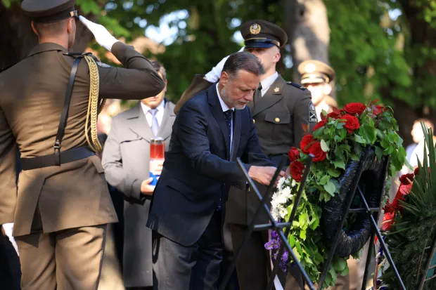 Oku?ani, 1.5.2026.- Sredi?nje obilje?avanje 31. obljetnice vojno-redarstvene operacije "Bljesak" polaganjem vijenaca i paljenjem svije?a kod spomen-obilje?ja "Kocka vedrine". Na slici Gordan Jandrokovi?. foto HINA/ ua