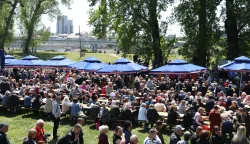 01.05.2026., Osijek - Gradonacelnik Osijeka Ivan Radic sa suradnicima sudjelovao je u tradicionalnoj podjeli graha povodom obiljezavanja Medunarodnog praznika rada. Photo: David Jerkovic/PIXSELL