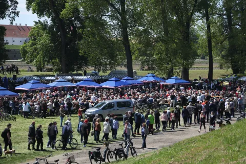 01.05.2026., Osijek - Gradonacelnik Osijeka Ivan Radic sa suradnicima sudjelovao je u tradicionalnoj podjeli graha povodom obiljezavanja Medunarodnog praznika rada. Photo: David Jerkovic/PIXSELL