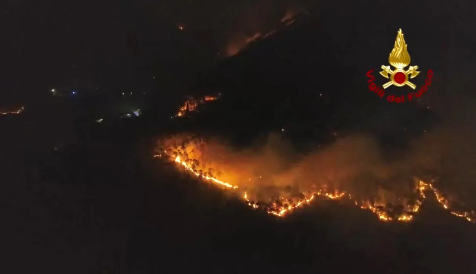 This photo taken and handout on May 1, 2026 by the Vigili del Fuoco, the Italian Corps. of Firefighters, show a major fire on Mount Faeta in the area between the provinces of Lucca and Pisa in the Tuscany region. (Photo by HANDOUT/Vigili del Fuoco/AFP)/RESTRICTED TO EDITORIAL USE - MANDATORY CREDIT "AFP PHOTO/Vigili del Fuoco" - HANDOUT - NO MARKETING NO ADVERTISING CAMPAIGNS - DISTRIBUTED AS A SERVICE TO CLIENTS