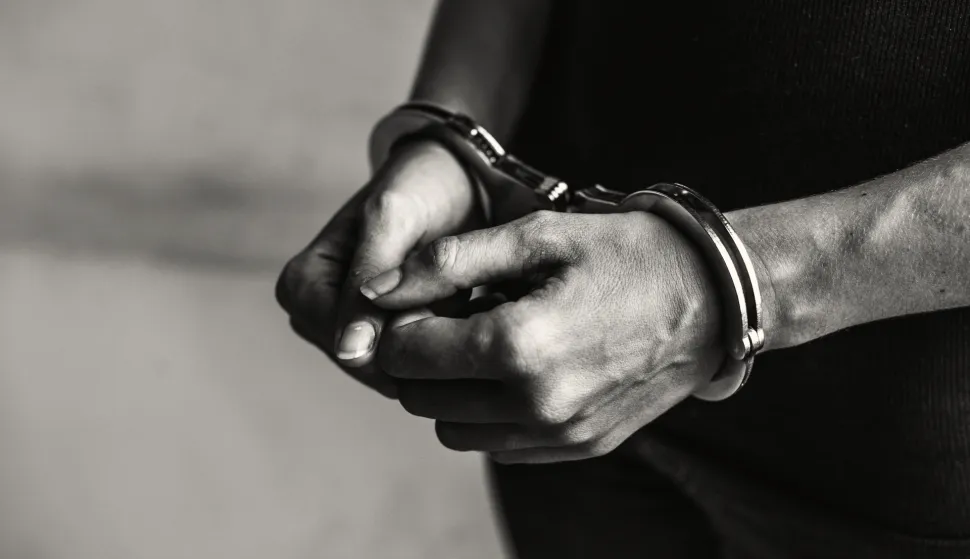 Criminal in handcuffsilustracija, zatvor, kriminal, lisice, re&scaron;etke, žena u zatvoru, presuda, ogradafreepik