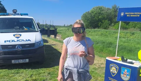 Policija na &Scaron;ećeranskom jezeru učila djecu sigurnoj vožnji, isprobali i "pijane naočale"PP Beli Manastir, edukacija, sigurno u prometu, svibanj 2026