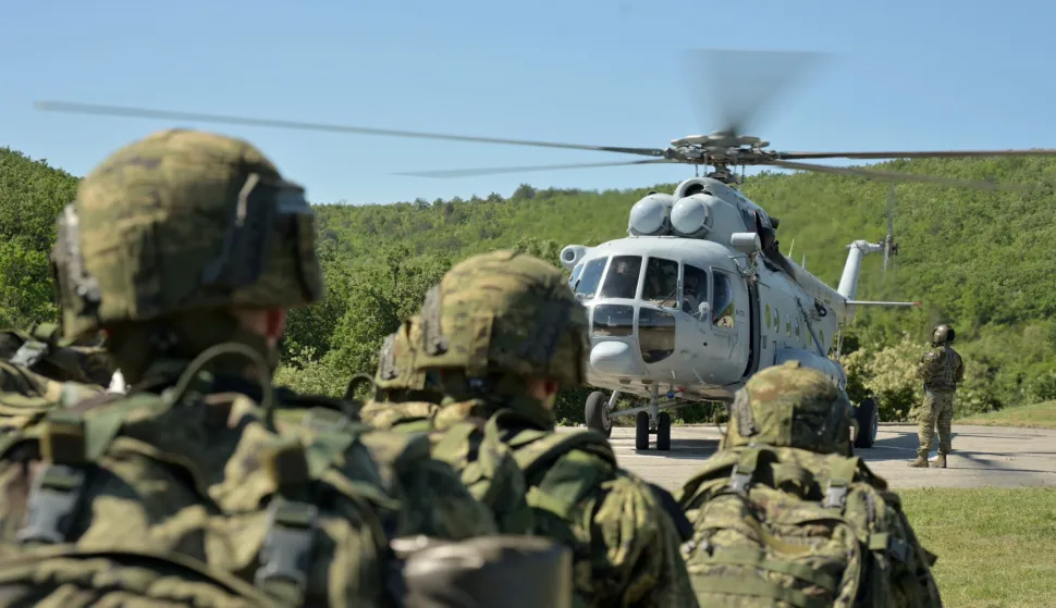 Zagreb, 2.5.2026.- Ro?nici na temeljnom vojnom osposobljavanju (TVO) sudjelovali su u uvje?bavanju transporta helikopterom Hrvatskog ratnog zrakoplovstva (HRZ), priop?ilo je u subotu Ministarstvo obrane (MORH), prenose?i i dojmove ro?nika kojima je to bilo jedinstveno i nezaboravno iskustvo. Obuka ro?nika zna?ajno je oboga?ena potporom HRZ-a ?ijim je helikopterima Mi-171Sh provedeno prebacivanje dijela snaga na izdvojene lokacije, navodi MORH. foto HINA/ MORH/ M. Mo?et/ ua