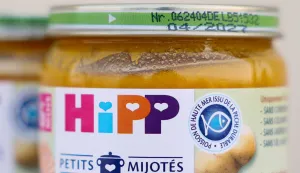 This photograph shows the logo on a baby food jar of German baby food manufacturer HiPP in Paris on April 21, 2026. Authorities in Austria are hunting a last remaining jar of baby food possibly mixed with rat poison in a suspected extortion scheme, police said on April 20, 2026. The HiPP company announced the recall at certain supermarkets late on April 17 over the possibility that "a hazardous substance" was introduced into its "carrot with potato" puree through tampering. (Photo by Charlotte SIEMON/AFP)