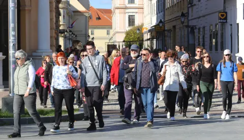 Osijek, 05. 04. 2026, Tvrđa. Uskrsno besplatno turističko vođenje od Kužnog pila. Grupu je provodao Tvrđom Stanko Subotić. snimio GOJKO MITIĆ