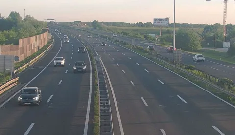 Vrlo je gust promet na svim važnijim cestovnim pravcima u smjeru unutra&scaron;njosti, osobito na autocestama A1 Zagreb&ndash;Split&ndash;Ploče, A6 Rijeka&ndash;Zagreb, A2 Zagreb-Macelj, autocesti A3 Bregana&ndash;Lipovac, Istarskom ipsilonu, Krčkom mostu te u trajektnim lukama, izvijestio je HAK.