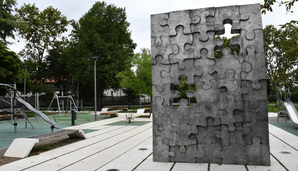 23.08.2022., Slavonski Brod - Memorijalni park i spomen obiljezje "Prekinuto djetinjstvo" podignuti su u znak sjecanja na 402 djeteta poginula u Domovinskom ratu u Hrvatskoj. Spomen-obiljezje podignuto je na inicijativu Zajednice udruga hrvatskih civilnih stradalnika Domovinskog rata, a nastao je prema idejnom rjesenju Petra Dolica i Petre Toncic Lipovscak. Simbolizira slagalicu s dvije praznine koje predstavljaju nedovrsenu djecju igru, mladost i prekinute zivote za ciju preranu smrt jos uvijek nitko nije odgovarao. Izbor mjesta pijeteta ima uporiste u tuznoj cinjenici da je u Slavonskom Brodu tijekom 1991. i 1992. godine od srbo-cetnickih pojektila smrtno stradalo cak 28 najnevinijih zrtava rata. Gotovo cijeli jedan razred. Photo: Ivica Galovic/PIXSELL