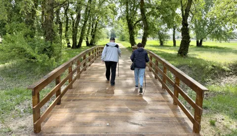 Osijek, 27. 04. 2026., lijeva obala Drave, drveni mostić, obnovljen, otvoren, potez pje&scaron;ački most - ZOO, &scaron;etnja, umirovljenici; umirovljenik; rekreacija, slobodno vrijeme SNIMIO BRUNO JOBST