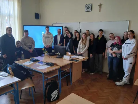 Biv&scaron;i učenik Gimnazije u Županji &scaron;koli darovao displaye