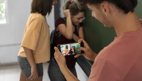 Većina djece provodi na internetu tri do četiri sata dnevno, dok vi&scaron;e od 13 posto osnovno&scaron;kolaca provodi vi&scaron;e od sedam sati online. Djeca komuniciraju u &scaron;kolskim grupama na dru&scaron;tvenim mrežama &scaron;aljući poruke uznemirujućeg, vulgarnog i nasilnog sadržaja, prijeteći, vrijeđajući ili objavljujući privatne podatke i fotografije vr&scaron;njaka. Česta su i ozbiljna djela, uključujući snimanje vr&scaron;njaka u ponižavajućim situacijama, sexting, ucjene, iznude te dijeljenje pornografskog sadržaja ili snimaka seksualnog pona&scaron;anja. Posljedice digitalnog nasilja su ozbiljne: žrtve osjećaju sram, strah i poniženje, a neki odbijaju pohađati &scaron;kolu, pate od psihosomatskih tegoba, tjeskobe, depresivnosti, pa čak i suicidalnih misli.
