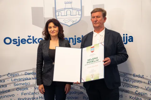 Osijek, 4. 5. 2026., Dodjela Zelenih povelja, ured županiceNata&scaron;a Trami&scaron;ak; Zdenko Turni&scaron;ki; Zelene povelje; županica; županija; priznanje; podjela; dobitnici; očuvanje okoli&scaron;a; ekologija