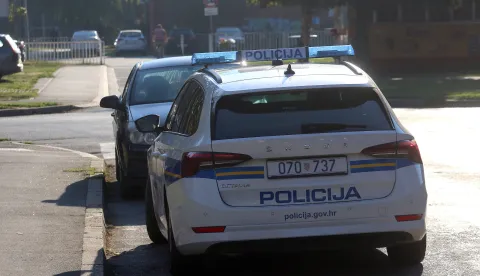 Osijek, 05. 09. 2022, Prvi dan skole, Osnovna skola Tin Ujevic, Jug 2. Kao svake godine na pocektu skole policija radi pojacane kontrole prometa u blizini skola. snimio GOJKO MITIĆ