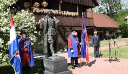 Kumrovec, 4.5.2026.- U Kumrovcu je u ponedjeljak obilje?ena 46. obljetnica smrti Josipa Broza Tita, nekada?njeg predsjednika Socijalisti?ke Federativne Republike Jugoslavije, vo?e antifa?isti?kog pokreta i jednog od osniva?a Pokreta nesvrstanih. Komemoracija je i ove godine odr?ana uz njegovu rodnu ku?u, a u znak sje?anja na trenutak njegove smrti 1980. godine, u 15,05 sati ogla?ena je sirena, nakon ?ega su sudionici komemoracije minutom ?utnje odali po?ast. foto HINA/ Sini?a KALAJD?IJA/ ua