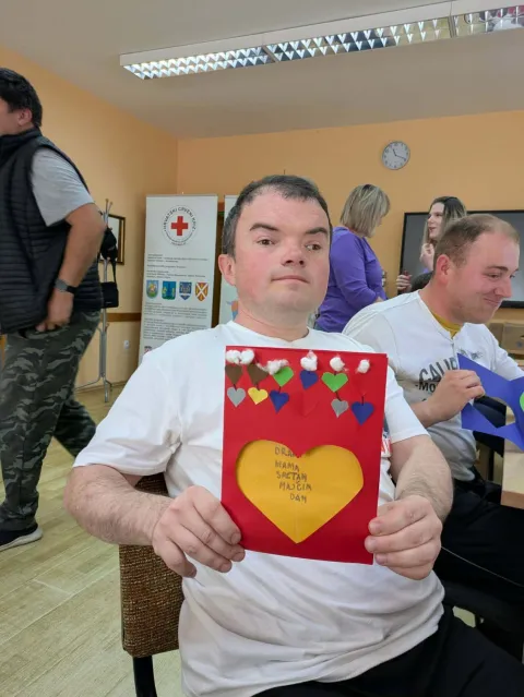 DONJI MIHOLJAC - Korisnici Inkluzivnog kutka GD Crvenoga križa izrađivali su čestitke od papira u boji i kolaž papira u povodu Majčinog dana svibanj 2026.