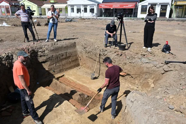 Vinkovci, 05.05.2026. - Na lokaciji Tržnica u Vinkovcima započelo otvaranje zidanog rimskog groba. foto HINA/Gordan PANIĆ/ gp