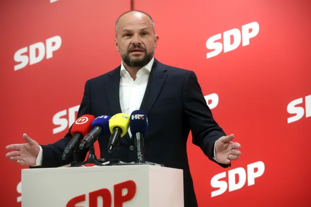 Zagreb, 21.04.2026 - Konferenciju za medije predsjednika SDP-a Sini&scaron;e Hajda&scaron;a Dončića o izboru ustavnih sudaca. Na fotografiji Sini&scaron;a Hajda&scaron; Dončić.foto HINA/ Denis CERIĆ /dc