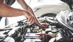 Picture showing muscular car service worker repairing vehicle.auto, automobil, servis, majstor, popravak, motor, vozila, ilustracijafreepik