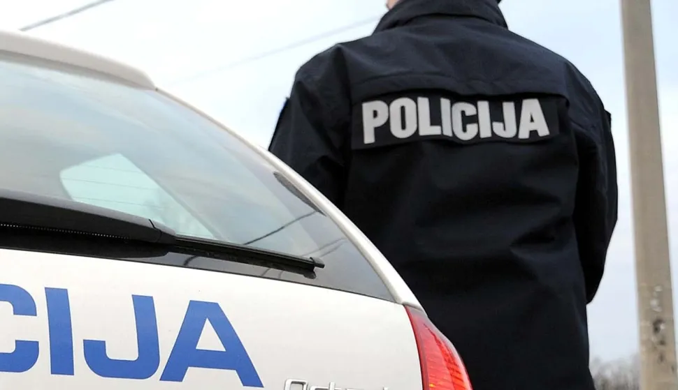 ?MUCICI,30.01.2011.CRNA KRONIKAMUCICI ODVOJAK ZA BRECE TEKA PROMETNA NESRECA SUDJELOVALI KOMBI POLICIJE CITROEN JUMPER I MOTOR DUCATI, TEKO OZLJEDEN MOTOCIKLIST OCEVID OBAVILI DJELATNICI POLICIJE (POLICIJA, OCEVID, MOTOR, KOMBI....)SNIMIO SERGEJ DRECHSLER------3st
