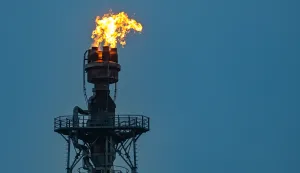 04 May 2022, Brandenburg, Schwedt: Surplus gas is burned on the industrial site of PCK-Raffinerie GmbH. Crude oil from Russia arrives at the oil refinery via the "Friendship" pipeline. The Russian energy company Rosneft took over a large part of the refinery last year. Rosneft is Russia's largest oil producer. According to its own information, the plant in the Uckermark region processes 12 million tons of crude oil annually, making it one of the largest processing sites in Germany. Photo: Patrick Pleul/dpa Photo: Patrick Pleul/DPA