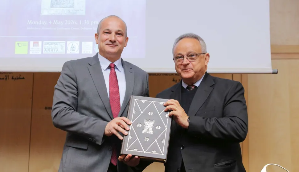 Zagreb, 07.05.2026. - Pretisak "Misala po zakonu rimskog dvora" trajno je izložen u Muzeju rukopisa Aleksandrijske knjižnice u Egiptu. Pretisak jedne od najvažnijih hrvatskih povijesnih knjiga poklon je Republike Hrvatske Aleksandrijskoj knjižnici, a direktoru knjižnice Ahmedu Zayedu uručio ga je predstojnik Ureda predsjednika Republike Orsat Miljanić. foto HINA/ Ured predsjednika Republike Hrvatske/Aleksandrijska knjižnica/ tm