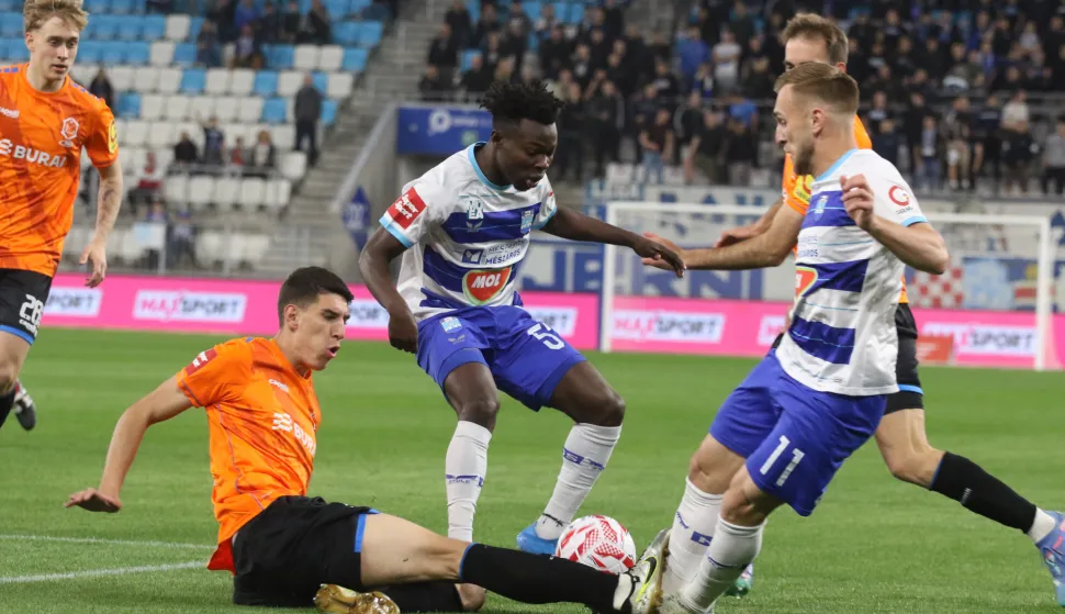 Osijek, 17. 04. 2026, Opus Arena, nogomet, Osijek - Varaždin, SuperSport HNL 25/26. Akera Samuel (57) i Nail Omerović (11).snimio GOJKO MITIĆ