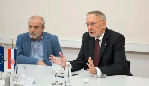 Hrvatska je je spremna pomoći BiH u razminiranju kroz razmjenu stručnog znanja, tehničku pomoć i mogućnost angažiranja deminerskih kapaciteta, rekao je ministar unutarnjih poslova Davor Božinović u Mostaru gdje se u petak susreo s ministricom civilnih poslova BiH Dubravkom Bo&scaron;njak. 