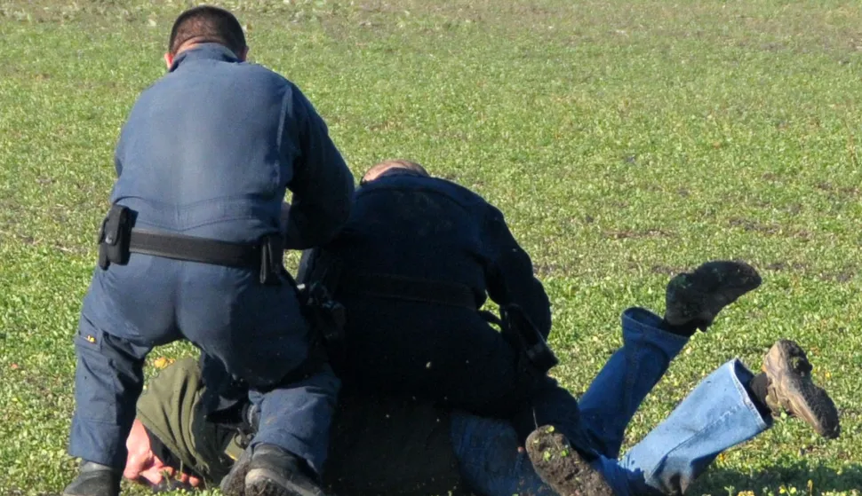 novosti...tovarnik-ilinci...09.12.2008.pokazna vjezba granicne policije republike hrvatske i republike srbije; hrvatska policija lovi ilegalce iz srbijefoto gordan panic