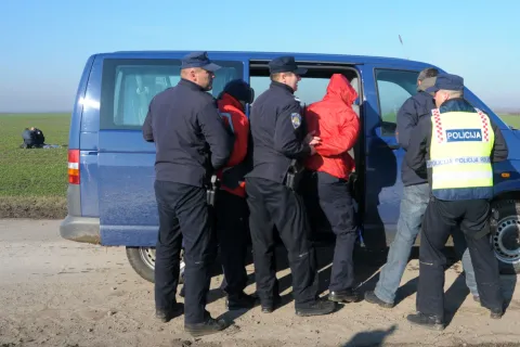 novosti...tovarnik-ilinci...09.12.2008.pokazna vjezba granicne policije republike hrvatske i republike srbije; hrvatska policija lovi ilegalce iz srbijefoto gordan panic