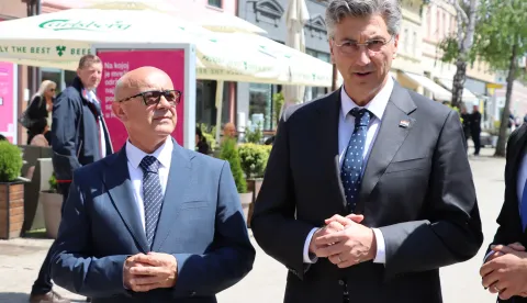 Nova Gradi&scaron;ka, 08.05.2026. - Predsjednik Vlade i HDZ-a Andrej Plenković posjetio je Novu Gradi&scaron;ku gdje je uz druženje s članovima dao potporu kandidatu HDZ-a za gradonačelnika na prijevremenim izborima Bernardinu Trnki te njegovom zamjeniku Bruni Bu&scaron;iću. Na fotografiji Andrej Plenković. foto HINA/ Dubravka KOVAČIĆ/ ml