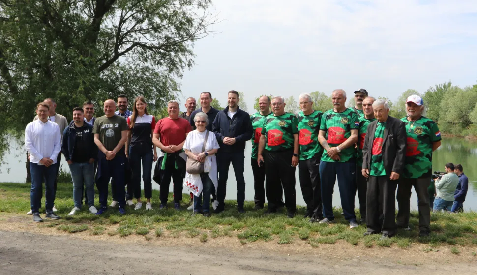 Osijek, 09. 05. 2026, Bajer, Jug 2. Obilazak početka radova na uređenju Sportsko - rekreacijskog centra Bajer na Jugu 2. Zajednička fotografija.snimio GOJKO MITIĆ