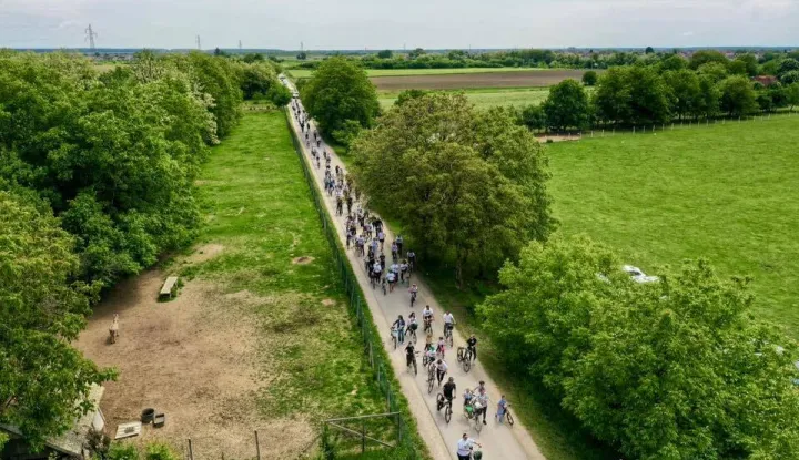 Po sedmi put u organizaciji Turističke zajednice grada Vinkovaca, danas je održana rekreativna biciklijada Tour Natur na kojoj se okupilo preko 700 biciklista rekreativaca, željnih boravka na svježem zraku, od najmlađih koji su se vozili u sjedalicama sa svojim roditeljima do odraslih, gotovo, moglo bi se reći, veterana ove rekreativne biciklijade.
