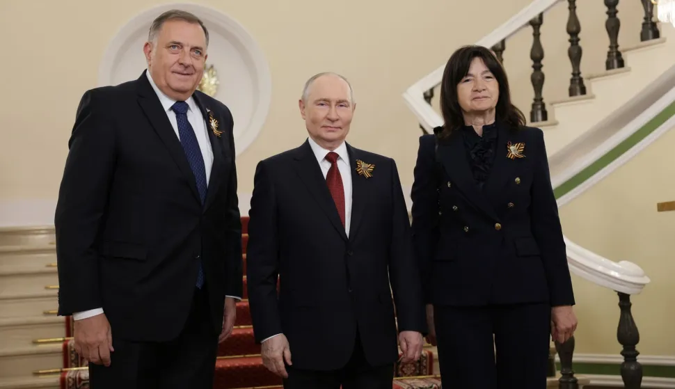 Čelnik SNSD-a Milorad Dodik zatražio je od ruskog predsjednika Vladimira Putina da Rusija u Vijeću sigurnosti UN-a ospori odluke visokog međunarodnog predstavnika u Bosni i Hercegovini Christiana Schmidta, kojega vlasti Republike Srpske ne priznaju i smatraju nelegalnim.