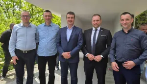 Mostar, 09.05.2026 - Potpredsjednik Hrvatskoga sabora Ivan Penava i potpredsjednik vlade RH te ministar poljoprivrede, &scaron;umarstva i ribarstva David Vlajčić položili su vijenac i zapalili svijeću kod spomen-obilježja u Trusini kod Konjica, mjestu zločina nad Hrvatima počinjenog u posljednjem ratu. Foto HINA/ Zoran KRE&Scaron;IĆ/ ik