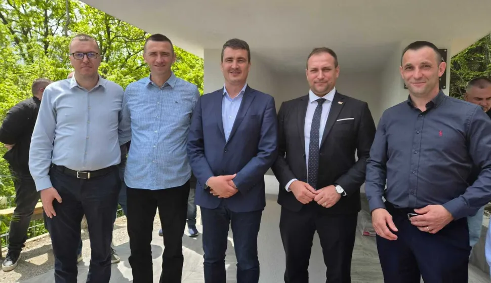 Mostar, 09.05.2026 - Potpredsjednik Hrvatskoga sabora Ivan Penava i potpredsjednik vlade RH te ministar poljoprivrede, &scaron;umarstva i ribarstva David Vlajčić položili su vijenac i zapalili svijeću kod spomen-obilježja u Trusini kod Konjica, mjestu zločina nad Hrvatima počinjenog u posljednjem ratu. Foto HINA/ Zoran KRE&Scaron;IĆ/ ik