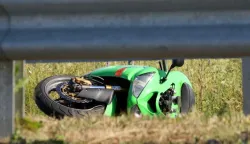 OSIJEK, 09. 06. 2017, POROMETNA NESREĆA U KOJOJ JE POGINUO MOTOCIKLISTA. KAWASAKI ZX- R6, NINJA 636. JUNA OBILAZNICA, SJEVENIN KOLNIČKI TRAK, KOD METROA, IZMEĐU KRIANJA TRPIMIROVE I VINKOVAČKE. POLICIJA, UVIĐAJ, VATROGSCI.snimio GOJKO MITIĆ