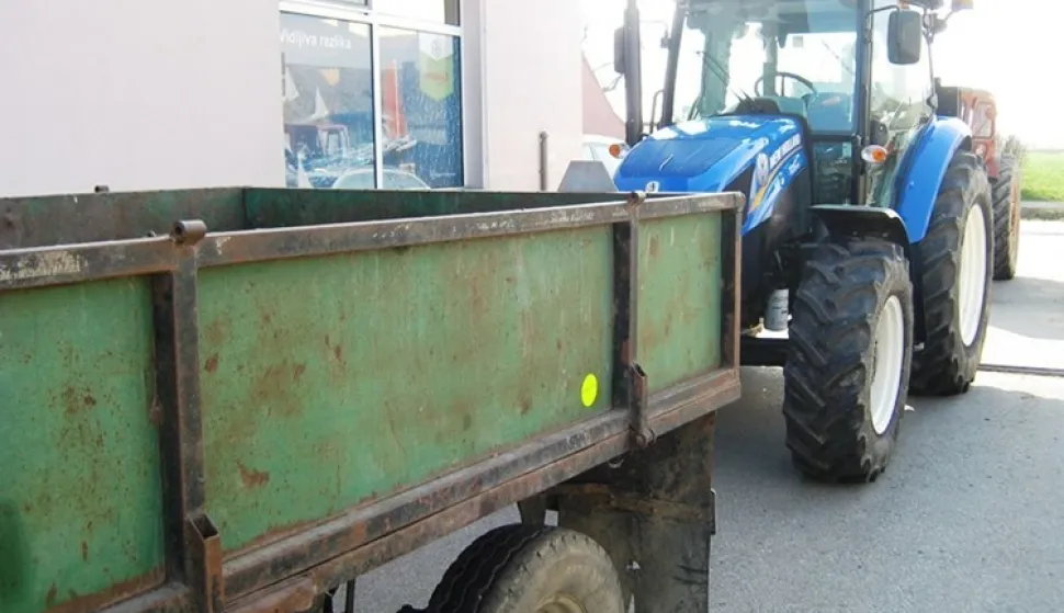 Otkriven 19-godi&scaron;njak koji je ukrao traktor, o&scaron;tetio zemlji&scaron;ta i sletio u Staru Dravupolicija  traktor 28.03.2023. 10:23Izvor: HinaOSIJEK, 28. ožujka 2023. (Hina) - 