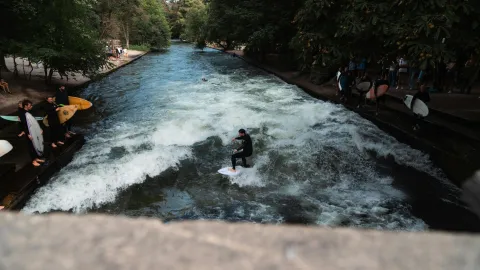 Surganje na umjetnom valu u Muenchenu