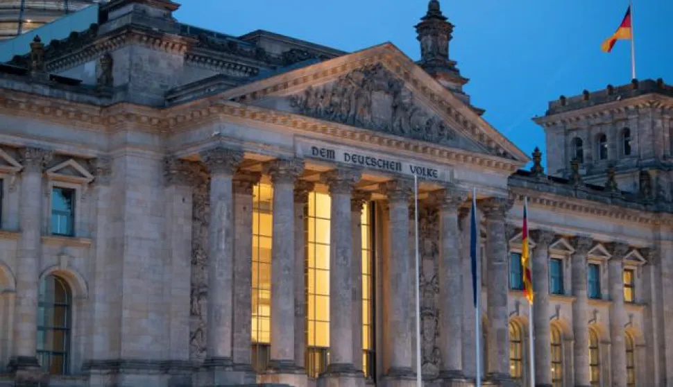14 June 2021, Berlin: The light is still on in the Reichstag building. On 26 September 2021, the Germans will elect a new Bundestag - on Friday, 18 June 2021, there are exactly 100 days to go. (to the dpa topic package) Photo: Felix Schr&ouml;der/dpa /DPA/PIXSELL